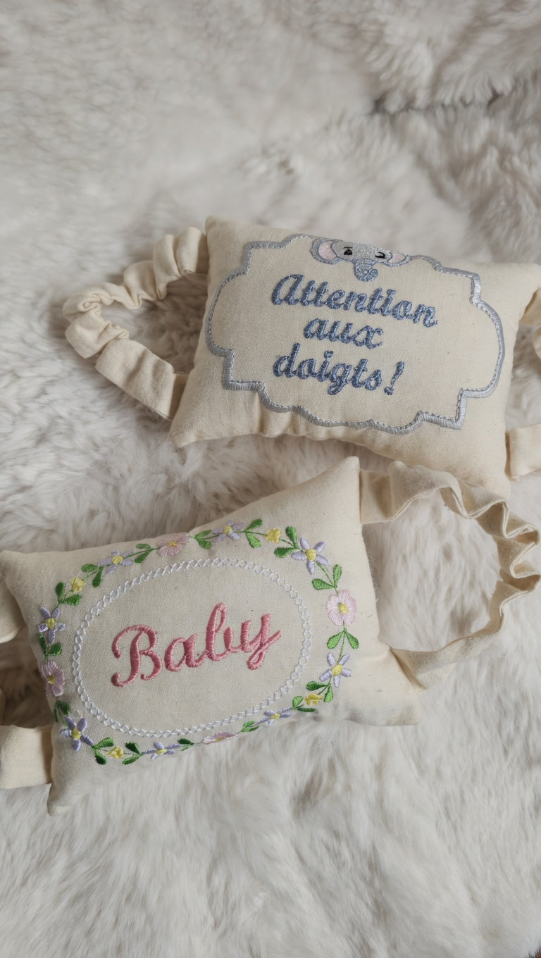 Cale Porte Bébé Personnalisable – Protection Anti Pincement Doigts