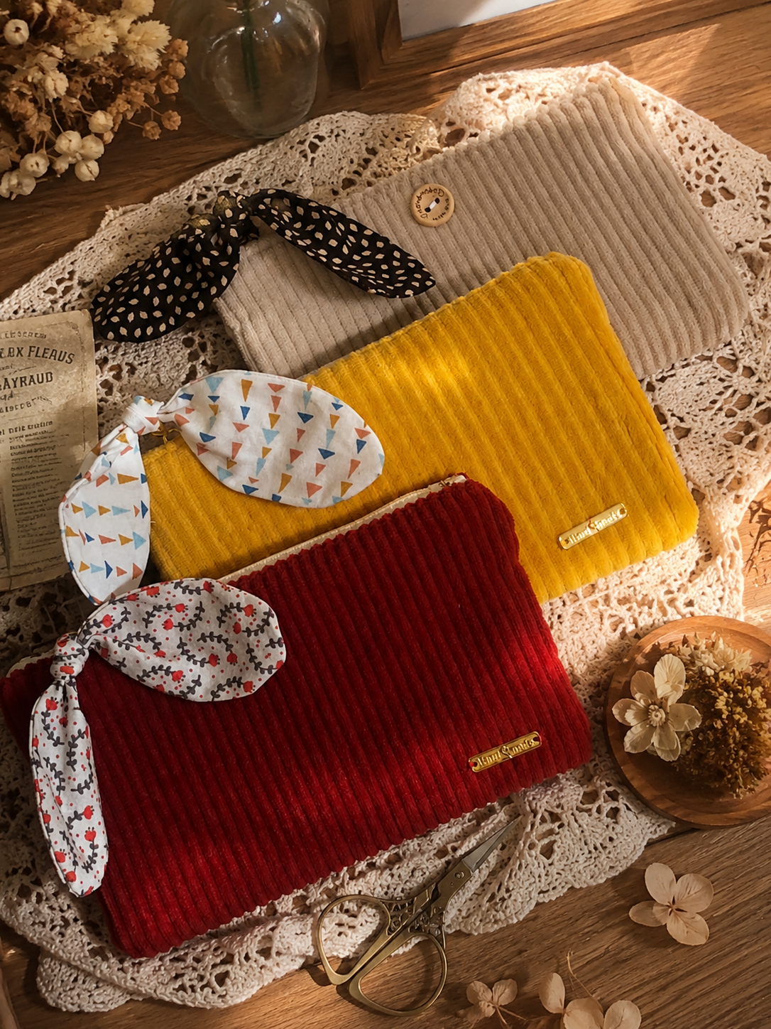 Porte-documents en velours côtelé – L’accessoire chic et pratique